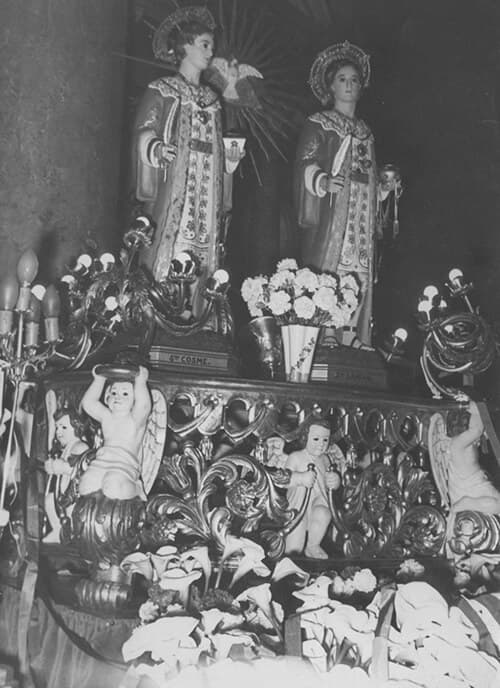 Conjunto escultórico "San Cosme y San Damián". Obra de Marcelo Zamuner que se conserva actualmente en una iglesia del barrio de La Boca.
