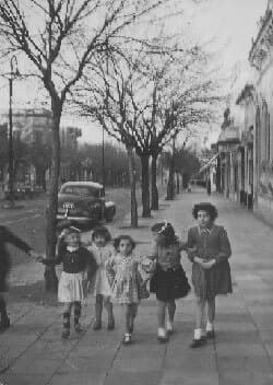 1952: El mismo día de 1952 paseando por la Avenida San Juan al 3400, de Buenos Aires, cuando las aceras eran más anchas y aún circulaban los tranvías.