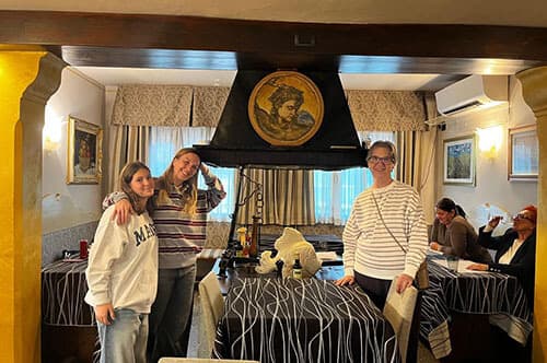 Lo que aquí se observa es una campana, que en su origen fue un fogón y que se ha mantenido muy bien conservada. Fíjate en el gancho que aún permanece en el interior; marca el punto exacto donde la abuela de la familia colgaba la olla, preparando las comidas diarias.